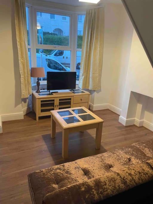Modern 2 Bedroom Terraced House 도버 외부 사진
